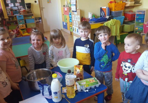 Dzieci przygotowują ciasto na gofry.
